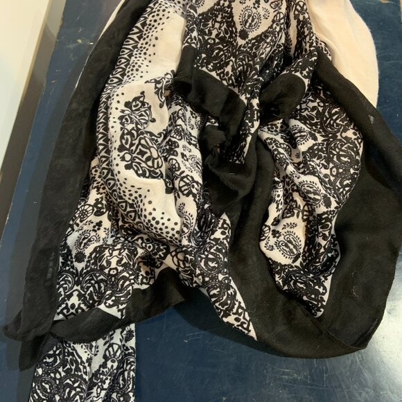 black and white scarf - Picture 2 of 3